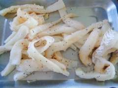 Cá rửa sạch, thấm khô. Thái cá từng miếng nhỏ dài. Cho cá vào âu cùng với các gia vị phí trên, mang bao tay trộn đều.