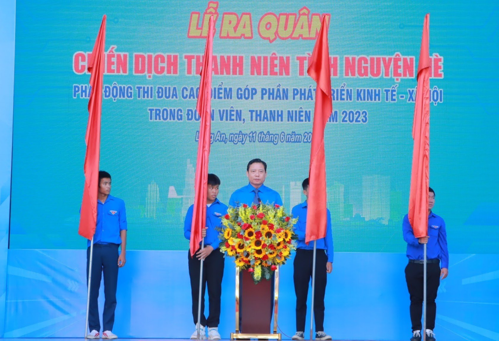 Phó Chủ tịch UBND tỉnh Long An Phạm Tấn Hoà phát biểu tại Lễ ra quân chiến dịch tình nguyện Hè 2023