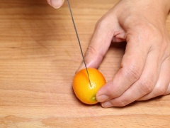 Cho muối và nước rồi ngâm trái tắc trong 10 phút cho đỡ độc. Sau đó rửa sạch, để vỏ tắc khô hoàn toàn. Dùng dao cắt trái tắc thành hình hoa 5-6 cánh (tuy cắt nhưng không làm các miếng tắc đứt rời ra và nhẹ nhàng bóp phần nước tắc phía bên trong ra). Dùng tăm lấy hạt tắc ra.