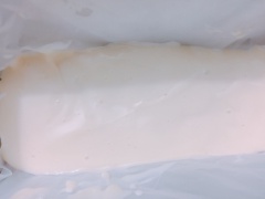 Dùng máy đánh trứng đánh hỗn hợp trong 10-15 phút để tạo bọt khí kem bông xốp hơn. Chuẩn bị khuôn hoặc hộp vuông (mình lót thêm bao nilon cho dễ lấy ra).
