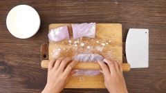 Chia khối bột thành 3 phần. Dùng cây cán bột, cán mỏng từng phần dày khoảng 2mm. Sau đó, dùng dao cắt bột thành từng sợi. Chuẩn bị nồi nước sôi, cho sợi bánh canh vào luộc chín 2 phút, đến khi sợi bánh canh nổi lên mặt nước là được. Tiếp tục cho sợi bánh canh luộc chín vào tô nước để các sợi bánh không dính vào nhau.