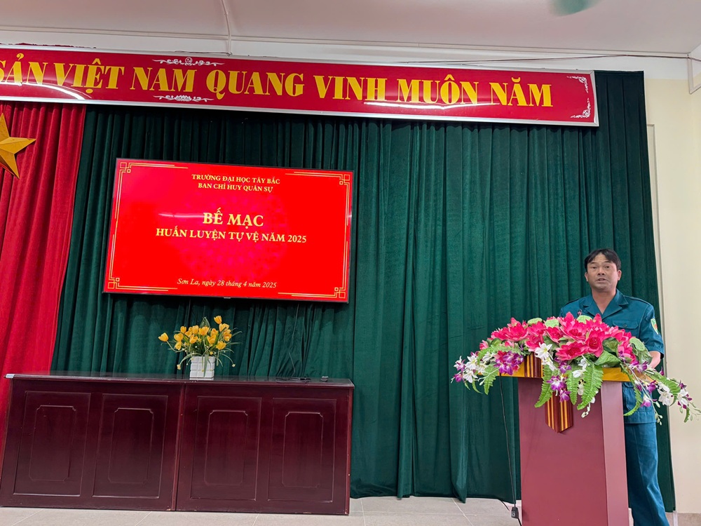 Ban chỉ huy quân sự Trường Đại học Tây Bắc tổ chức lễ dâng hương tại nghĩa trang Liệt sĩ thành phố Sơn La và bế mạc huấn luyện tự vệ năm 2025