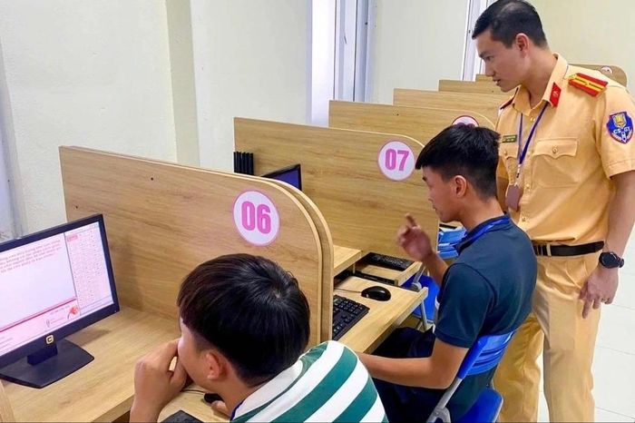 Đề xuất tăng gấp đôi số câu lý thuyết với người thi lại bằng lái - Đài Phát thanh và truyền hình Hà Nội