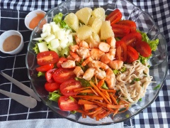 Cuối cùng là protein tôm ở giữa. Mình ăn kèm với sốt mè và Mayo cay. Shoyou thì có vị chua (nhưng không chua bằng Ponyou) thích hợp để trộn tôm hoặc cá. Ăn kèm salad sốt mè là hợp nhất, để thêm kích thích thị giác (xíu cay cay) thì mình thêm Mayo cay nè.