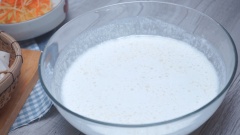 Trong tô lớn, trộn đều 370g bột gạo với 45g bột năng, rưới 400ml nước vào khuấy đều. Sau đó thêm khoai môn xay nhuyễn và 20ml dầu ăn vào khuấy cho hốn hợp đồng nhất.