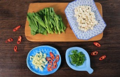 Đậu hũ trắng rửa sạch, cắt hạt lựu lớn. Cải bó xôi làm sạch, cắt khúc 5-7cm. Ớt sừng cắt lát mỏng. Hành lá làm sạch, cắt nhỏ. Củ năng gọt vỏ, cắt nhỏ. Hành boa rô thái nhỏ.