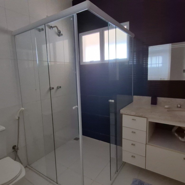 Foto 15 de Casa terréa com 4 suítes na Quadra GW Iate, um terreno amplo de 1.250m² e 320m² de construção