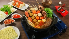 Cho nước lẩu ra nồi ăn lẩu. Xiên vào que ngẫu nhiên các loại cá viên, bò viên, tôm viên, thanh cua, chả cá HQ, chả ốc, xúc xích. Khi ăn lần lượt cho các loại rau, mì và xiên que nhúng vào nồi lẩu. Vị chua chua, cay cay của nước lẩu kim chi cùng xiên que cay chấm cùng tương ớt cay nồng làm bùng lên hương vị đặc biệt của món lẩu.