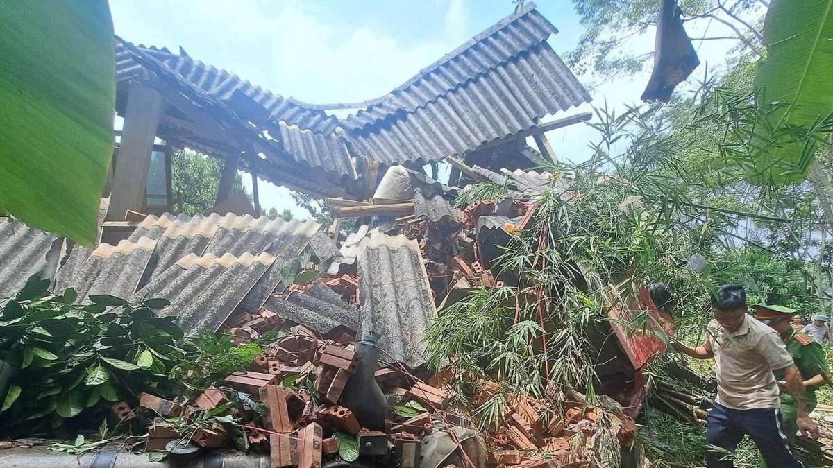 Khoảnh khắc cuối cùng của ô tô đầu kéo mất phanh lao vào nhà dân, 1 người tử vong - Báo VietnamNet