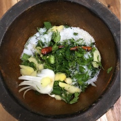 Ngoại trừ trái nhót, bắp cải, nước mắm và đường còn lại cho lần vào cối giã nát lần lượt cho đến hết. Cuối cùng thêm 1 muỗng canh nước mắm, 1 muỗng canh đường và lượng nước lọc cho phù hợp với vị bạn thích vào cối, khuấy đều cho tan gia vị.