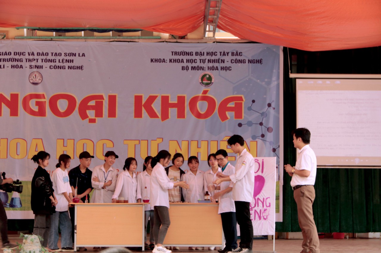 Bộ môn Hóa học tổ chức Chương trình ngoại khóa Khoa học tự nhiên tại Trường THPT Tông Lệnh