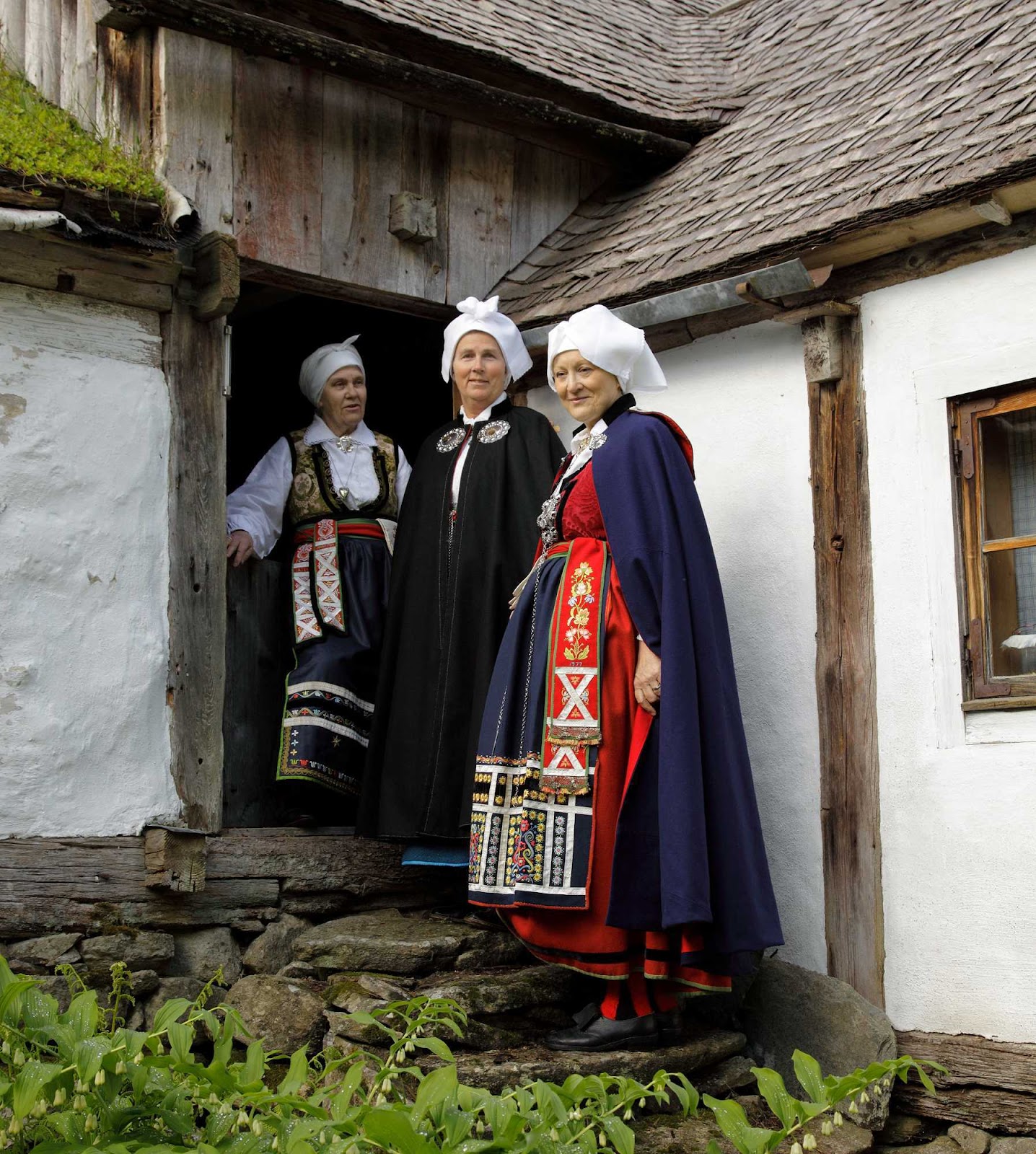 Kappan med stora silverspännen skulle följa med högtidsklädseln mer för ''ståten än för nyttan''.
            Listor med silkebroderier, silvergaloner och silkefransar, originalen daterade 1789 t.v. och 1796 t.h.