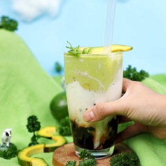 Trang trí thêm vài lát bơ cắt mỏng và nhánh húng lũi cho đep mắt hơn. Vậy là đã hoàn thành món bơ sữa tươi trân châu đường đen rồi, khi uống chỉ cần khoáy nhẹ để sữa tươi có thể hòa quyện với trân châu đường đen. Sữa tươi thì thơm, béo kết hợp với vị ngọt thanh không hề gắt của trân châu đường đen, tất cả hòa quyên với bơ sáp bùi dẻo làm cho hương vị món nước thêm phần thú vị hơn.