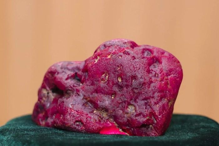 Cận cảnh khối hồng ngọc khủng 11.000 carat vừa được phát hiện ở Myanmar - Báo Tri thức &amp; Cuộc sống