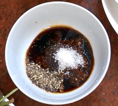 Làm nước sốt với nước tương, tiêu, đường, hạt nêm, sa tế, đánh cho tan đường và hạt nêm.