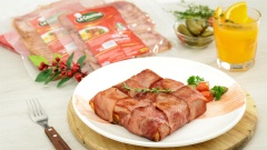 Khi ăn bacon cuộn sandwich phô mai, bạn cắt ra làm đôi hoặc cắt xéo và thưởng thức hương vị phô mai tan chảy tràn ra kèm lớp vỏ thịt mằn mặn, giòn rụm. Lớp thịt xông khói thơm ngon, đậm đà bọc lấy phần nhân phô mai dẻo mịn, béo ngậy chỉ nhìn thôi đã thèm rồi. Bạn còn chờ gì mà không vào bếp và trổ tài cho cả nhà thưởng thức nào!