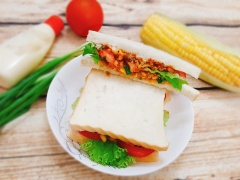 Cho sốt cá hộp lên một lát bánh mì, thêm cà chua và xà lách lên trên. Lại cho tiếp một lớp sốt cá nữa. Tùy sở thích và khẩu vị, bạn chó thể cho thêm một ít tương ớt và mayonnaise lên nữa. Xếp 1 lát bánh mì nữa lên là hoàn thành bữa sáng thơm ngon nhanh gọn cho cả nhà rồi.