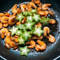 Lấy phần đầu hành trắng cắt nhỏ phi thơm với 1 muỗng canh dầu ăn. Hành lá dậy mùi thơm, cho 200gr tép vào tao nhẹ. Kế đến cho hỗ hợp gia vị: nước mắm, đường, bột ngọt, tiêu xay vào chảo, dùng đũa đảo liên tục, khi hỗn hợp này keo lại, cho 2/3 khế vào chảo, phần khế còn lại dùng trang trí. Tao nhẹ cho đến khi khế đổi màu thì cho hết phần ớt, hành lá vào, đảo một lần nữa và nêm nếm lại gia vị và tắt bếp.
