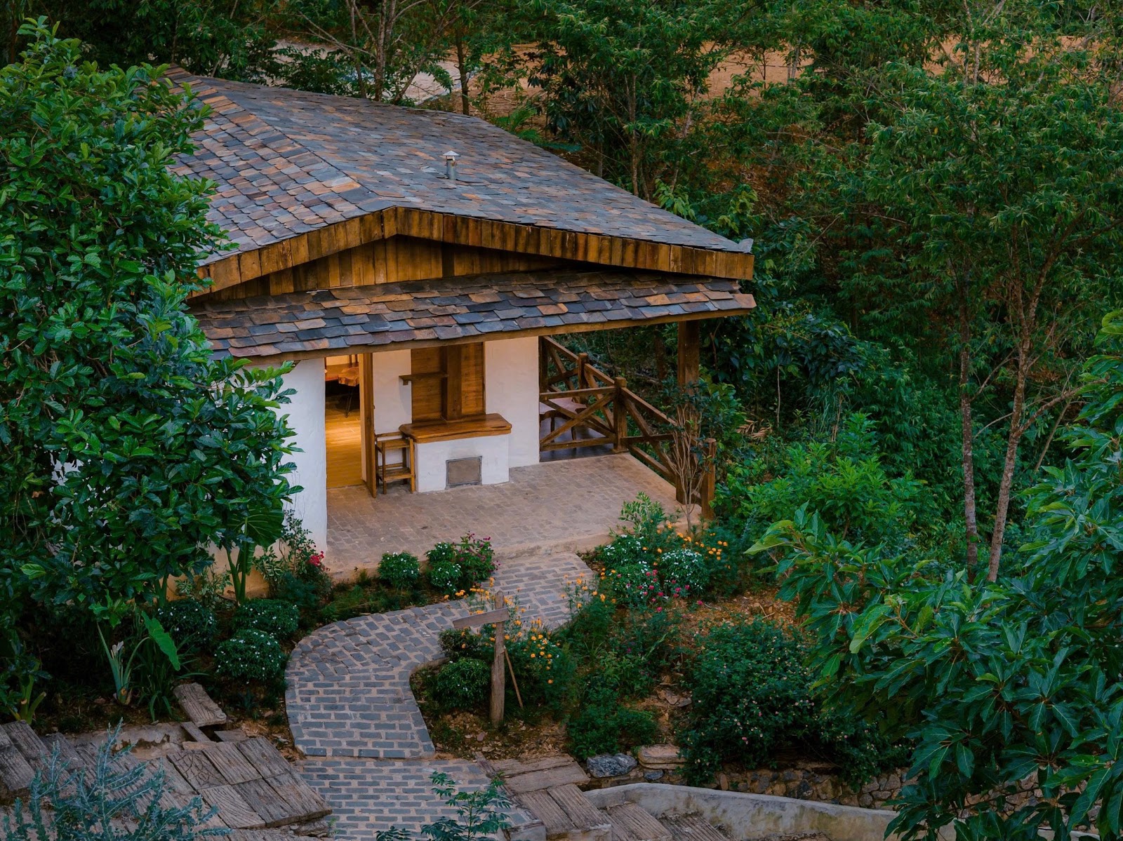 Nhà Mái Đá giữa đồi tại Ké Retreat Đà Bắc do miniBreak quản lý vận hành