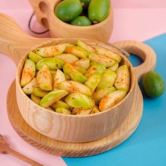 Đặt cóc lắc trong tủ lạnh khoảng 30 phút cho ngấm muối và mát lạnh là có thể măm măm. Đây là món ăn chơi ngon tuyệt. Khi ăn có thể thêm ít khô sợi tùy thích lên cho thêm hấp dẫn nhé!