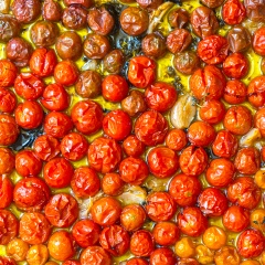 Cho khay cà chua vào lò nướng trong 2-3 giờ, thỉnh thoảng đảo đều để tránh cà chua bị cháy khét. Khi cà chua chín, bạn để nguội rồi bỏ hết các phần tỏi, lá húng quế, nếu bạn muốn trữ cà chua lâu vì chúng không có thời hạn dự trữ lâu như cà chua.