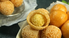 Bánh cam lúc lắc là một món quà đặc biệt mà tuổi thơ ai cũng đã từng được thử qua. Cách làm bánh cam với vỏ bánh vàng ươm giòn dai, bên trong nhân đậu xanh ngọt ngọt bùi bùi, lắc bánh thấy nhân chạy bên trong (nên gọi là bánh cam lúc lắc). Thật là một món bánh hấp dẫn đáng để thử đúng không nào!