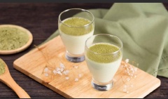 Khi bánh chín, lấy ra để nguội rồi rắc bột trà xanh lên mặt bánh trước khi thưởng thức. Pudding trà xanh vừa ngon lại vừa có công dụng làm đẹp thì sao mình không cho món này vào danh sách món ngon ngay nhỉ?
