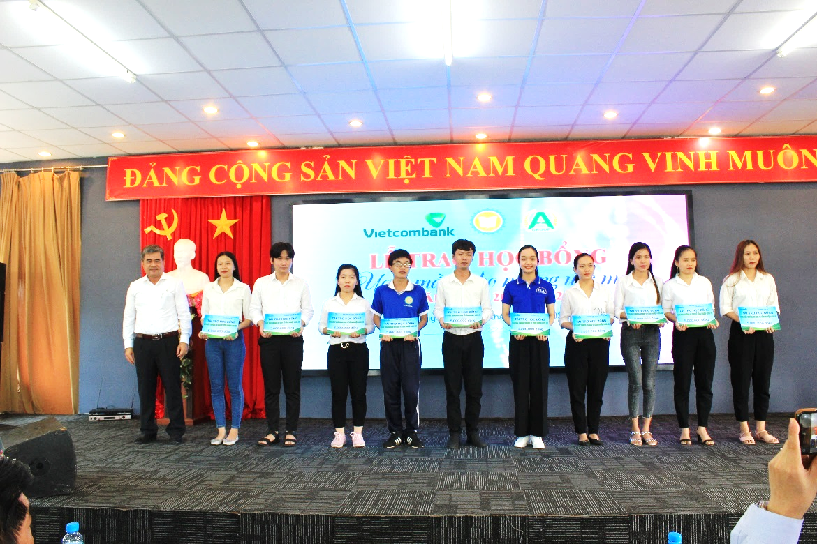 Ông Đoàn Thái Sơn - Giám đốc Vietcombank Long An trao 10 suất học bổng cho các SV DLA với tổng trị giá 50 triệu đồng