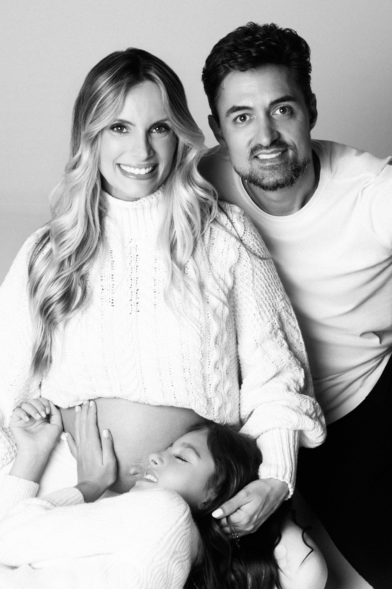 Camila Eccel com fam�lia em fotografia preto e branco no Tacca Est�dio.