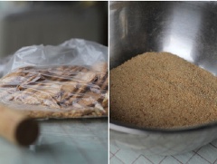 Cho bánh quy vào 1 túi đựng thực phẩm, dùng chày đập nhuyễn. Rót sữa đặc và kem tươi vào thố lớn, dùng máy đánh trứng đánh bông.