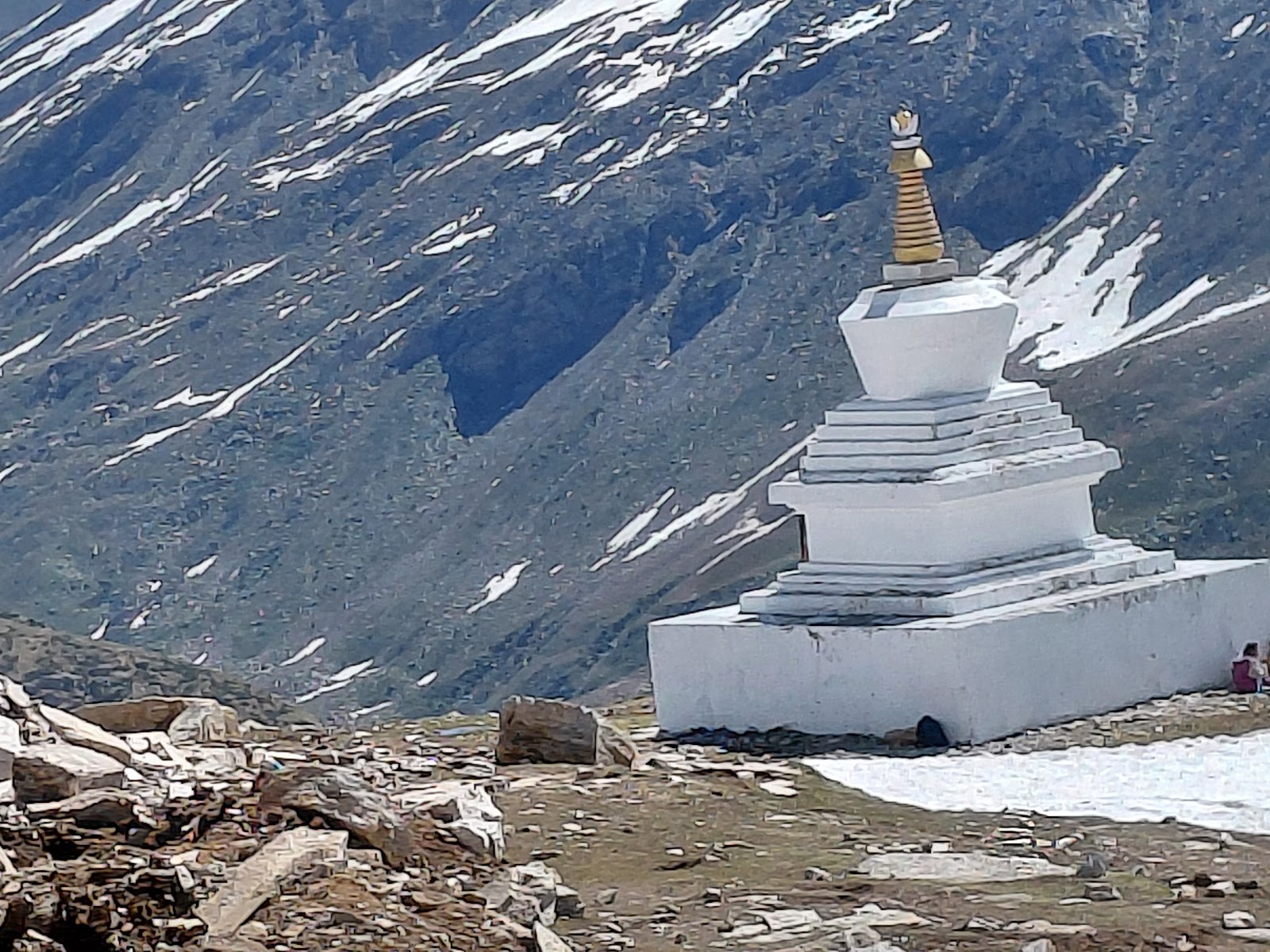र५