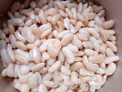 Đậu ván ngâm với nước, một chút muối cho mềm, ngâm khoảng 5-7 tiếng đồng hồ hoặc ngâm qua đêm. Cho đậu vào nồi áp suất, chế nước ngập mặt, ninh nhỏ lửa cho hạt đậu chín mềm (nhưng không được nát).