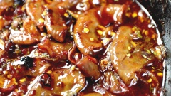 Cho 2 loại nước sốt đã chuẩn bị ra chén để chấm với lòng nướng hoặc chan trực tiếp vào các xiên que. Phần sốt me Thái có thể cho lòng non nướng vào nấu nhỏ lửa và thưởng thức như các món Hàn Quốc cũng khá ngon.