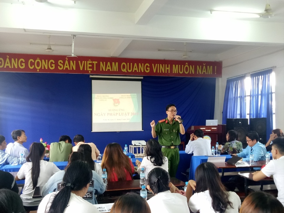 Đại úy Phùng Thanh Anh Tuân – Tuyên truyền viên, cán bộ Văn phòng Cơ quan cảnh sát điều tra Công an tỉnh Long An nêu lên những tác hại của ma túy đến con người