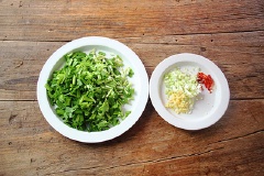 Hẹ thái khúc chừng 1cm, gốc hành và gừng băm nhỏ, ớt thái nhỏ. Tép rửa sạch để ráo nước, thêm một ít dầu ăn vào chảo đu nóng rồi cho tép vào rang khô và chín vàng.