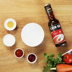 Pha sốt: Trộn Nước mắm, tương ớt, tương cà, dầu mè, đường trộn đều cho sốt hòa quyện lại với nhau.