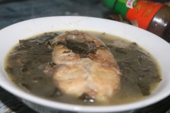 Canh chua cá bông lau lá bụp giấm có vị chua thanh, ngọt nhẹ, cay nồng. Khi ăn rất ngon miệng vào ngày mưa gió, mời cả nhà quây quần thưởng thức. Canh chua cá bông lau thơm ngon, rất đưa cơm đấy nhé!