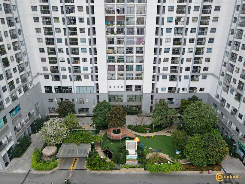 <p>Nội thất cũng được chủ đầu tư chú trọng khi sử dụng các sản phẩm và thiết bị cao cấp từ các nhãn hàng nổi tiếng trong và ngoài nước như: sàn gỗ, điều hòa, tủ bếp, thiết bị vệ sinh… đem đến cuộc sống hiện đại và đầy đủ tiện nghi cho chủ nhân căn hộ.</p>