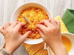 Tiếp đó đập 2 quả trứng đánh tan đều. Lần lượt nhúng tôm vào trứng, rồi lăn qua một lớp bột bắp, tiếp tục nhúng lại qua trứng rồi phủ hỗn hợp chiên giòn lên. Lần lượt làm cho đến khi hết tôm. Sau đó làm nóng chảo, đổ ngập dầu, và bắt đầu chiên tôm.