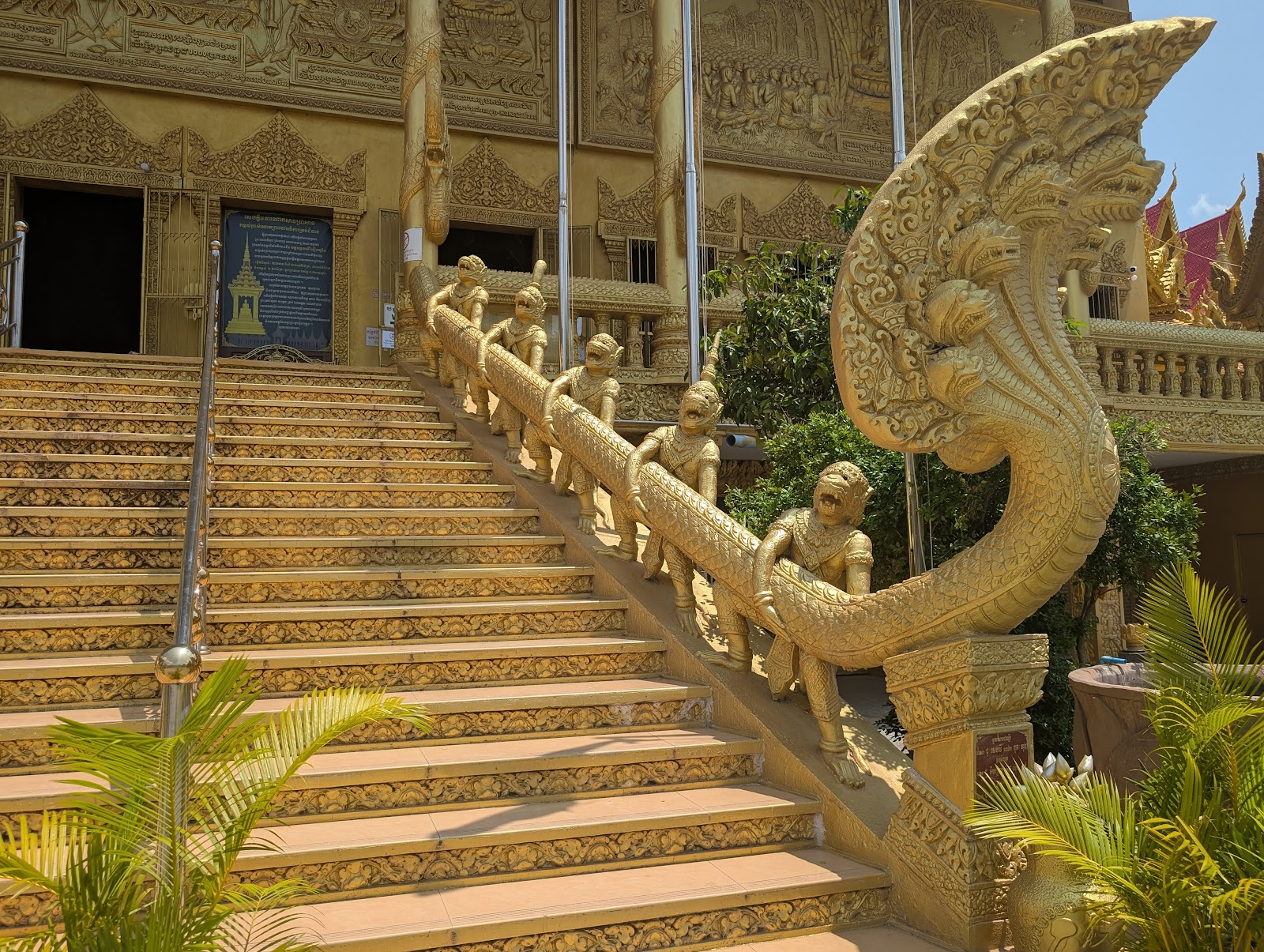 Railings made to look like golden serpetine creatures with
                 many heads, held in place by humanoid figures