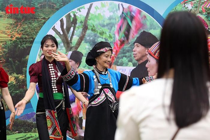Đậm sắc màu văn hóa trong chuyến tham quan Làng Văn hóa - Du lịch các dân tộc Việt Nam - Báo Tin Tức TTXVN