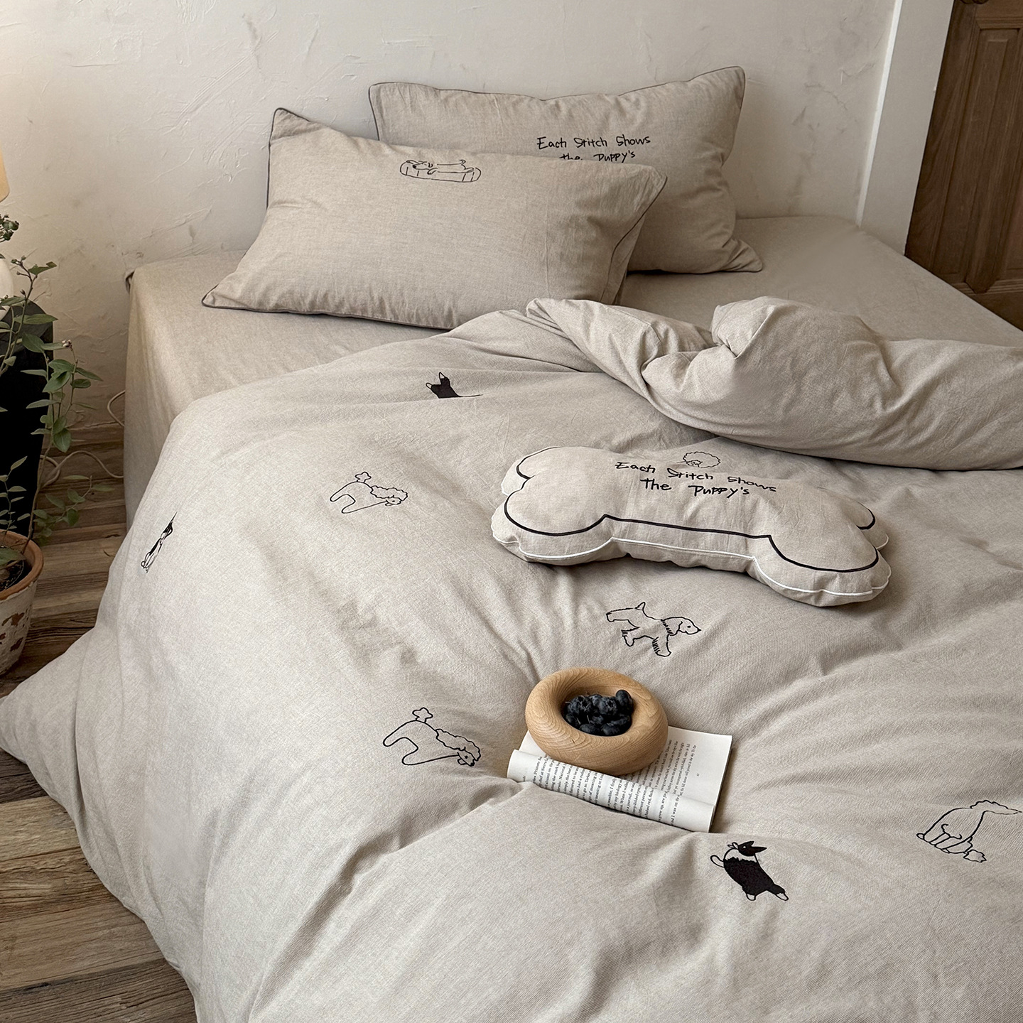Cotton bedding set with dog embroidery