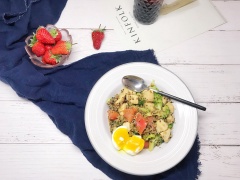 Bày trí salad ức gà kiều mạch: Múc salad cho ra đĩa, loại đĩa trứng sâu lòng ở giữa để được đẹp mắt hơn, luộc chín quả trứng, cắt đôi rồi cho lên trên nữa là măm măm được rồi đấy. Rau củ giòn mát, thịt ức gà dai ngon, hạt kê bùi bùi, cùng nước sốt trộn salad đậm đà chắc chắn khiến bạn mê mẩn món salad ức gà giảm cân này cho xem.
