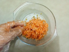 Trong thời gian chờ ngâm củ cải, đem băm nhỏ tỏi và thái nhỏ hành lá ra. Sau khi củ cải ngâm xong sẽ dịu xuống, ta đem trộn cùng với tỏi, hành lá, 1 muỗng cà phê mè trắng rang, 1.5 muỗng cà phê giấm và 1 muỗng cà phê ớt bột.