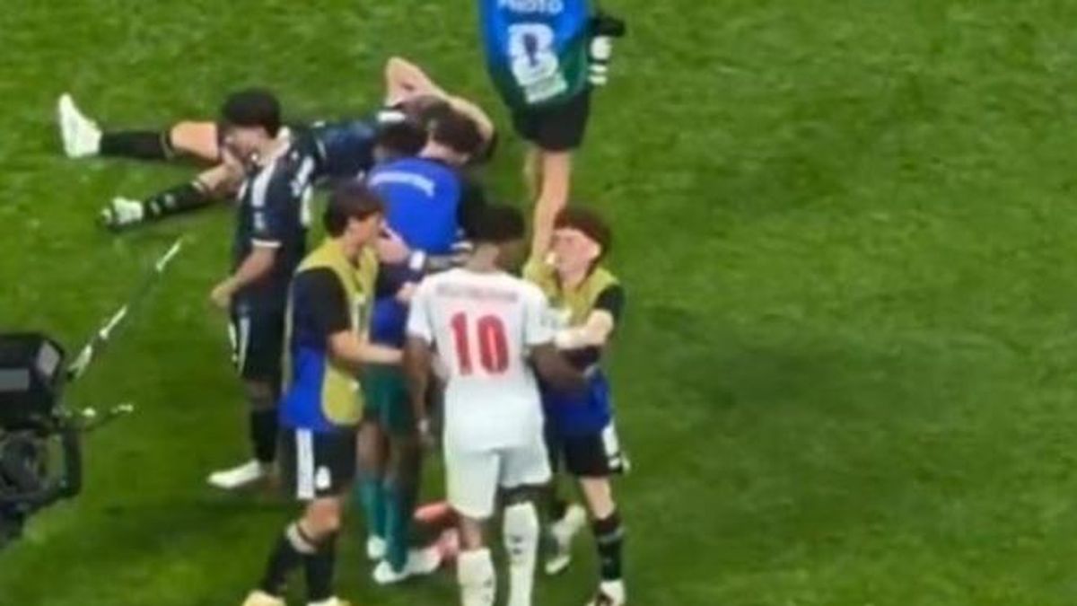 Video Bellingham tát vào đầu cầu thủ Argentina - Tạp chí Tri thức
