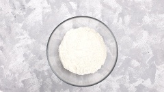 Vỏ bánh: Cho vào tô lớn 200g bột mì số 13, 1/2 muỗng cà phê muối, 1 muỗng cà phê đầy bột nổi, 1 ống vani bột rồi trộn đều phần bột khô. Tiếp đến đổ phần men đã ủ vào, trộn cho bột hút hết nước. Hỗn hợp bột sẽ hơi nhão. Dùng màng bọc thực phẩm đậy lại, ủ trong 30 phút. Sau đó, thêm 15ml dầu ăn (1tbsp), nhồi từ 1 đến 2 phút cho dầu hòa quyện với bột, vê bột thành một khối rồi đổ thêm 15ml dầu ăn thoa đều mặt bột, dùng màng bọc thực phẩm bọc lại ủ nơi kín gió trong khoảng 2 tiếng. Nếu ủ quá lâu bột sẽ có mùi chua.