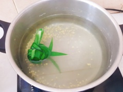 Bắp rửa sạch, dùng dao bào mỏng. Cho cùi bắp vào nồi nấu cùng 2.5 lít nước để chè có vị ngọt và mùi thơm của bắp. Nấu cùi bắp khoảng 30 phút là được. Lá dứa rửa sạch, bó lại cho gọn rồi cho vào nồi. Sau đó cho bắp đã bào mỏng vào.