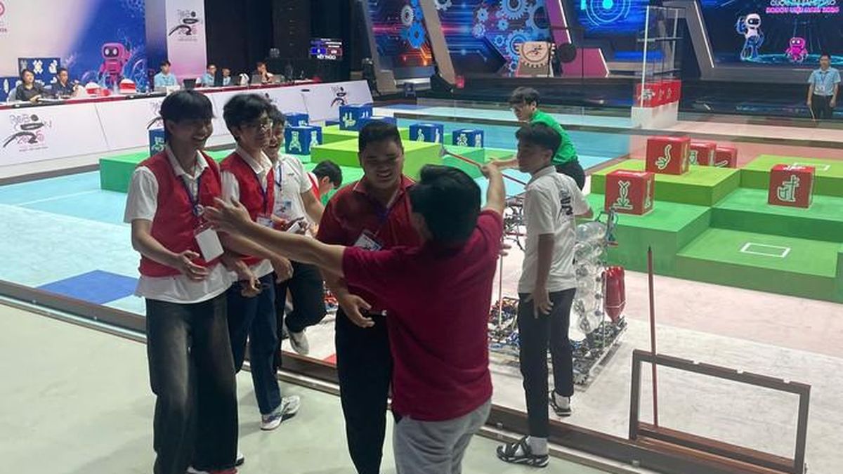 Đội thi từ một trường cao đẳng ở TPHCM lọt vào vòng chung kết Robocon Việt Nam 2026 - Báo Người Lao Động
