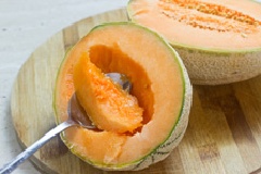 Dưa lưới bổ đôi, lấy phần thịt. Cho vào máy xay sinh tố xay nhuyễn. Trộn lòng đỏ trứng với đường và vani. Sau đó dùng máy đánh trứng đánh đều đến khi hỗn hợp trứng chuyển màu vàng nhạt.