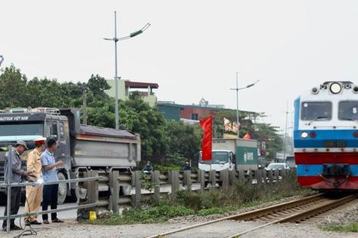 Hà Nội đóng hàng loạt lối đi tự mở qua đường sắt, cảnh báo tai nạn từ thói quen 'đi tắt' - Báo Sức Khỏe &amp; Đời Sống